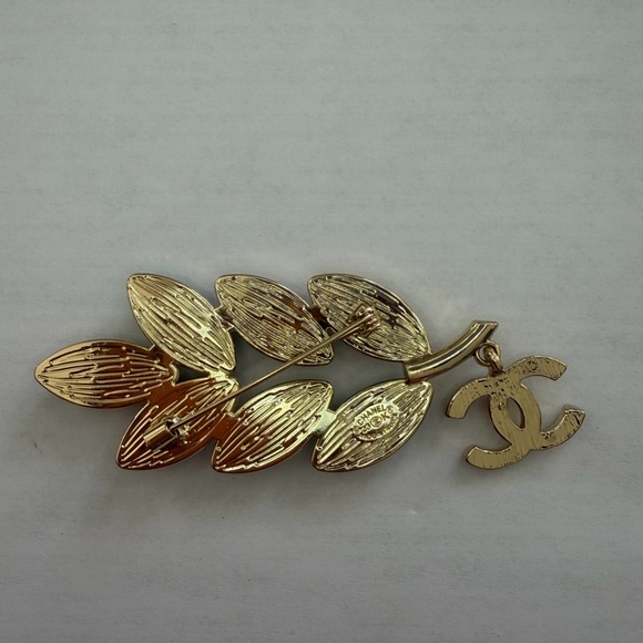 Beautiful Brooch 💎 - Picture 2 of 6